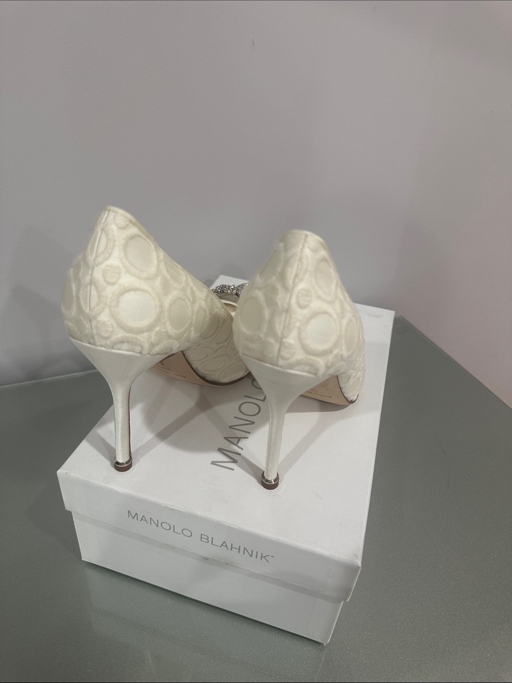 Manolo Blahnik Ivory silk Embellished Pearl Pumps size 39.5 - Picture 5 of 11